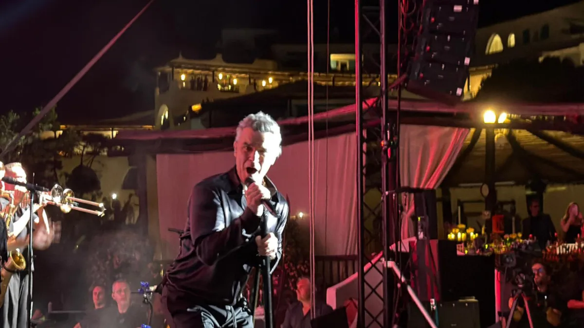 Robbie Williams Bakar Panggung Costa Smeralda, Kembalinya Sang Superstar!