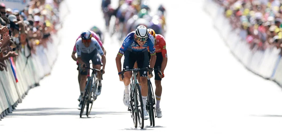 KECELAKAAN MENCEKAM: Mobil Media Tabrak Penonton di Tour De France 2026