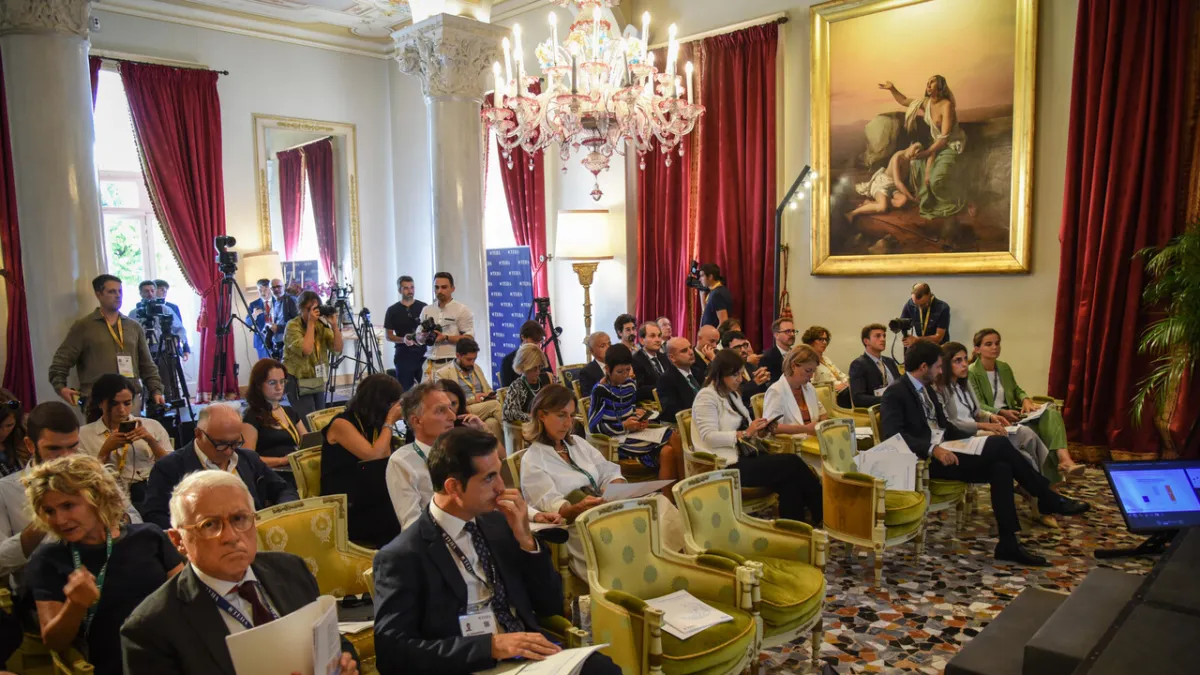 Cernobbio Geger: Kebijakan Luar Negeri Trump Dikecam, Elite Italia Bersuara