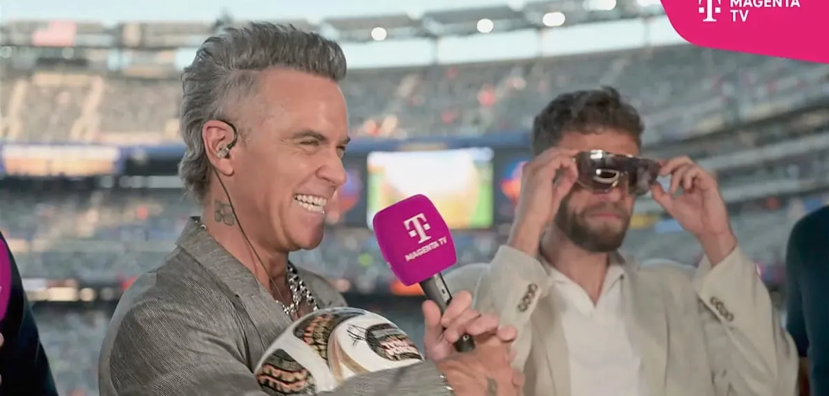 Misteri Serpihan Putih di Wajah Robbie Williams Terkuak, Geger Dunia Maya!