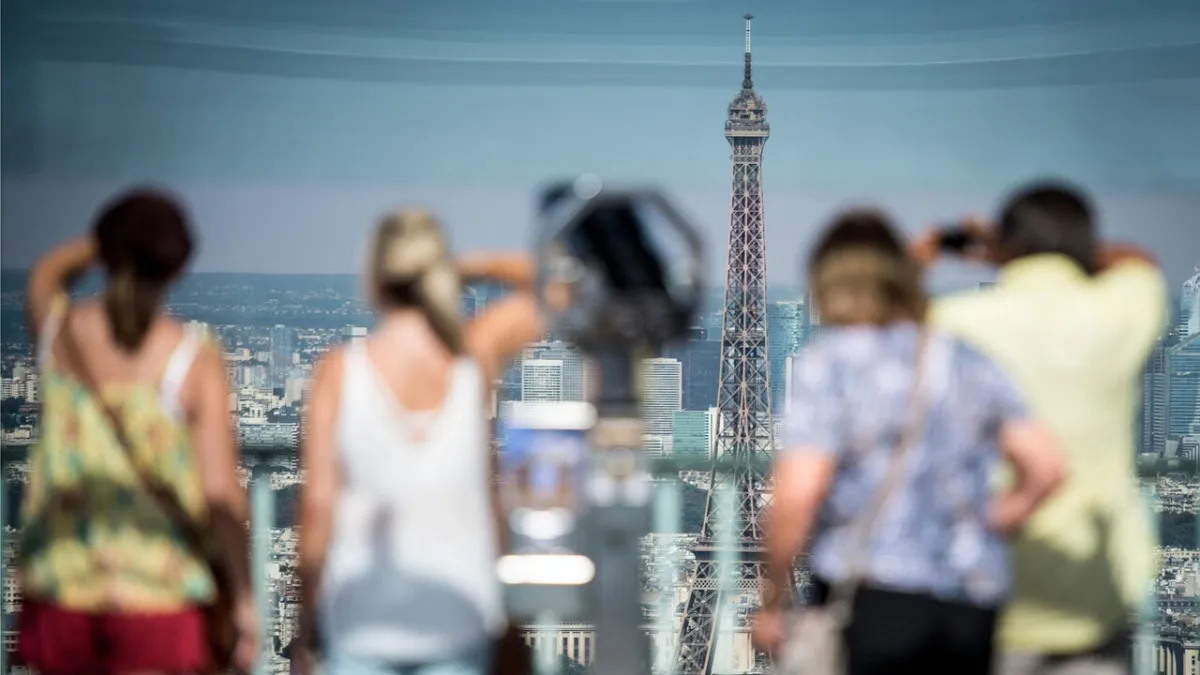 Gelombang Panas Ekstrem Landa Paris: Menara Eiffel dan Museum Megah Tutup Dini