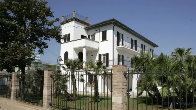 Tawaran Swasta Melampaui Kota Riccione, Status Villa Mussolini Menggantung