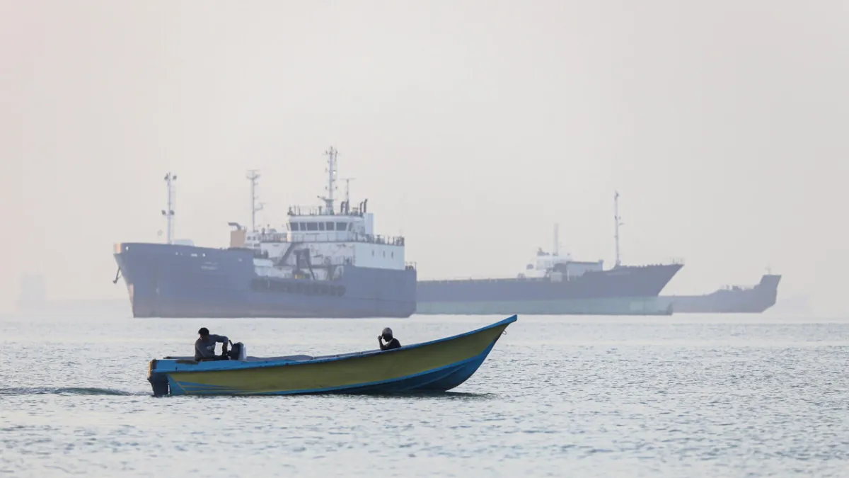 Hormuz Memanas: Iran Ancam Tutup Selat Krusial, Respons AS Dinanti