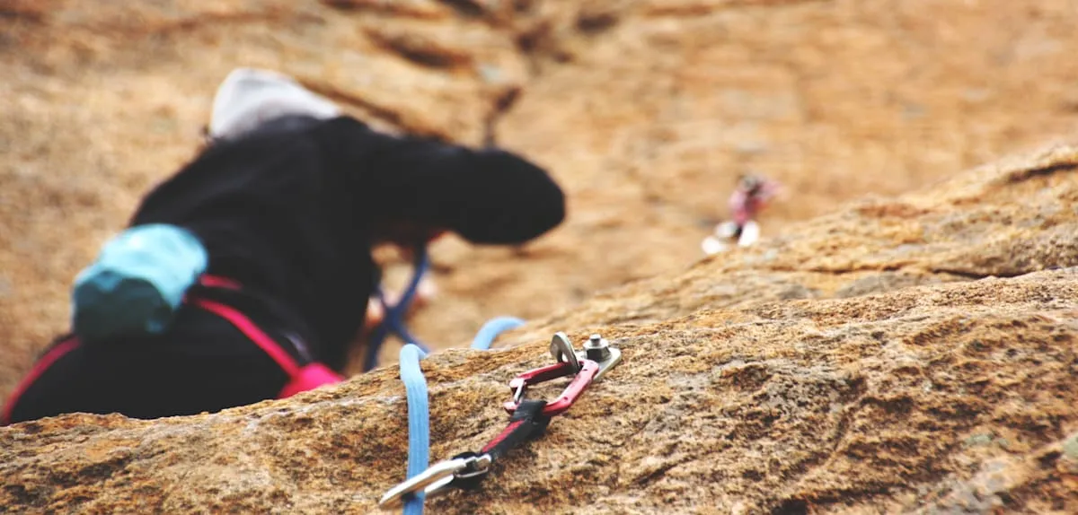 Companion's Negligence Leads to Disaster: 18-Year-Old Climber Falls 10 Meters