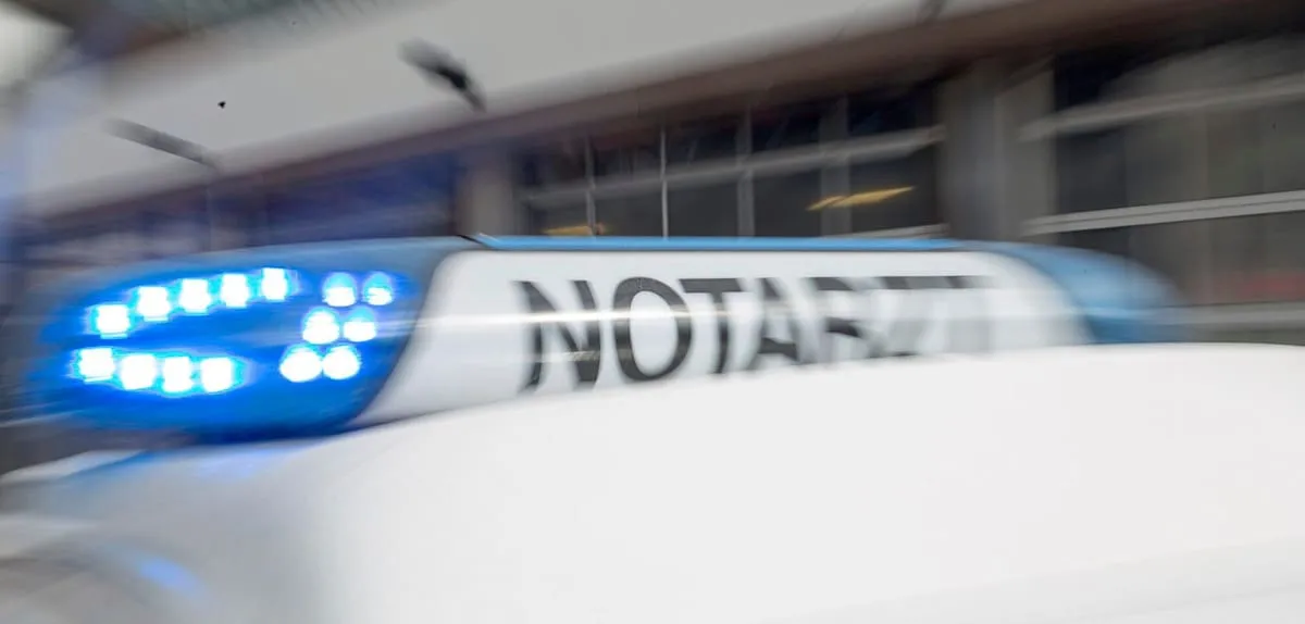 Speeding Disaster: 18-Year-Old Critically Injured After Crashing into Tree in Rhauderfehn