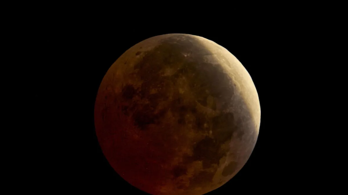 Langit Italia Tersihir: Gerhana Bulan Merah Terlihat Jelas Dini Hari 2026