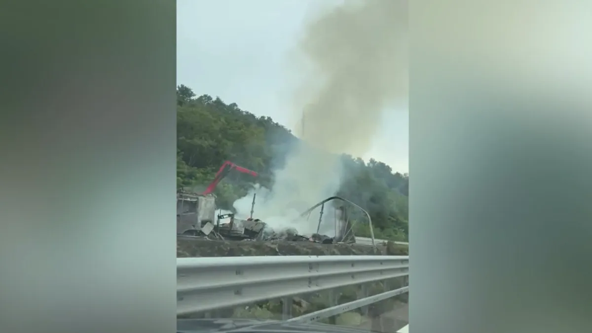 Jalur Vital A1 Florence Lumpuh Total Akibat Truk Terbakar Hebat!