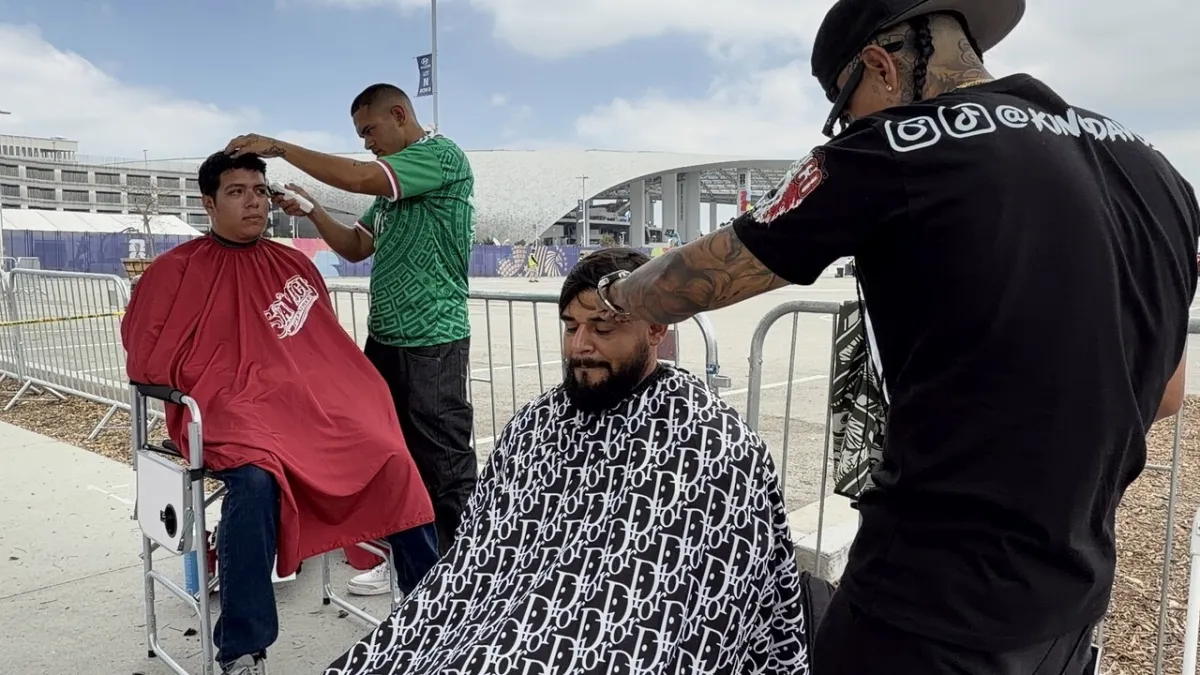 Stadion Los Angeles Gempar! Barber Sukarela Sebar Senyum dan Harapan Piala Dunia