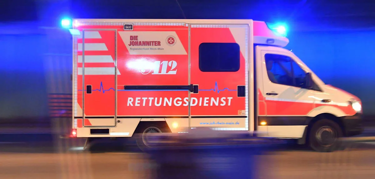 Truk Seruduk Ambulans di Autobahn 44 Jerman, Pasien dan Paramedis Terlempar!