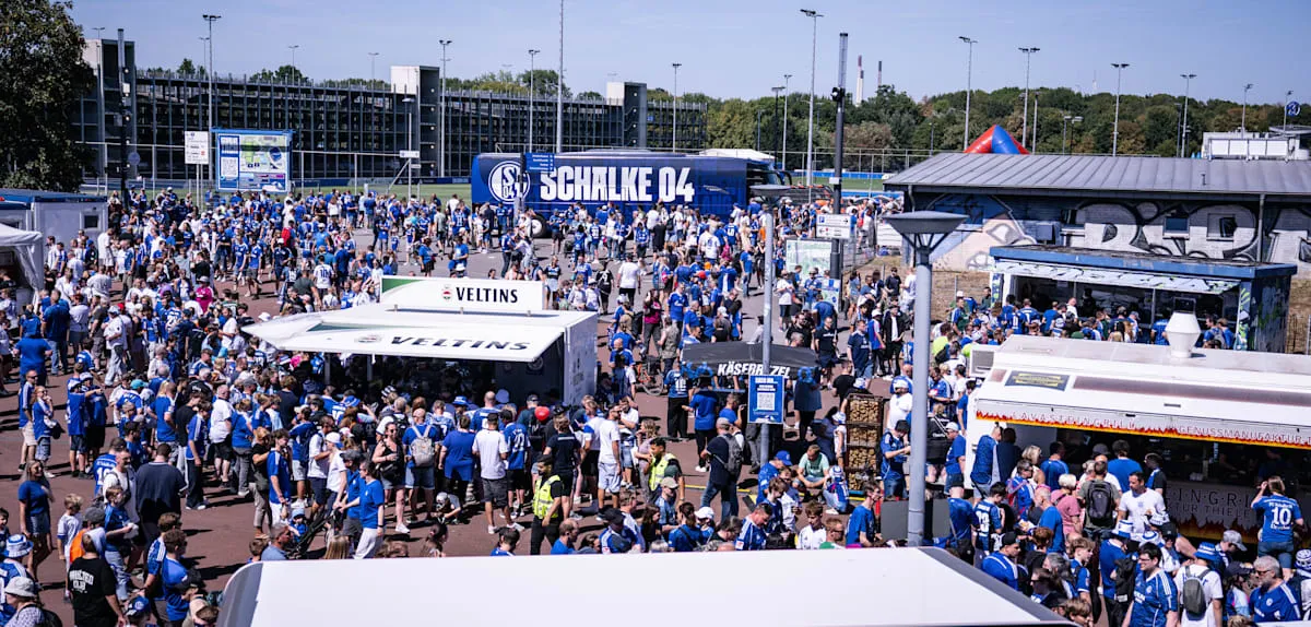 Schalke's Pre-Season Shock: 100,000 Fans Witness Crushing Defeat