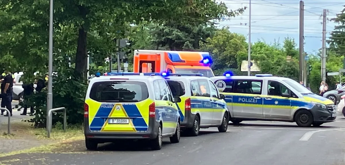 Berlin Geger: Pria Bersenjang Renang Lukai 13 Polisi, Ancam Anak