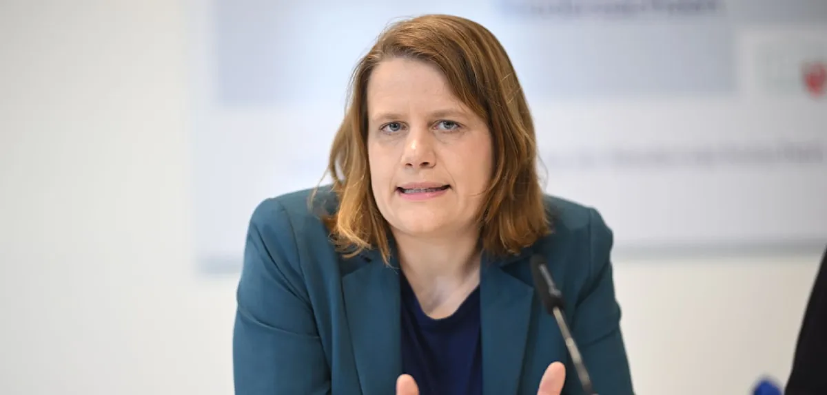 German Diploma Scandal: Hundreds of Students Affected, Education Minister Apologizes