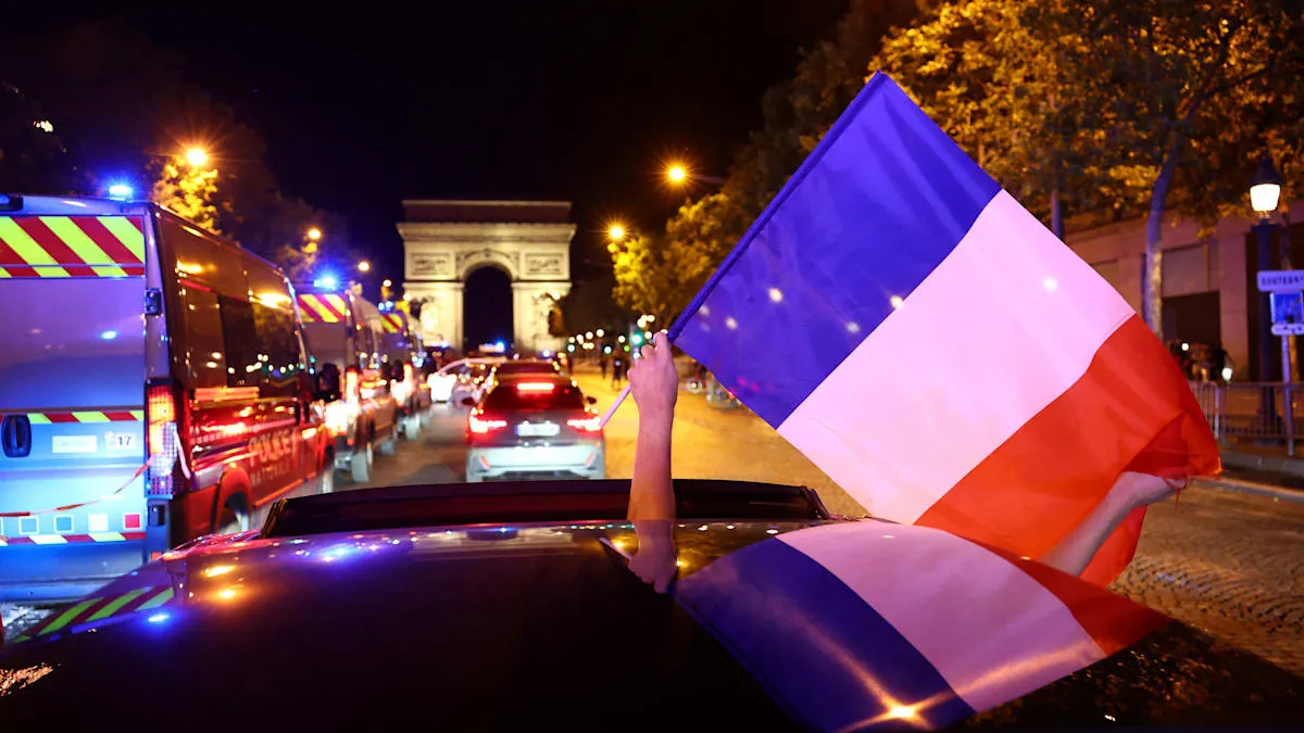Paris Bernapas Lega: Fans Prancis-Maroko Pesta Damai, Kekhawatiran Rusuh Mereda