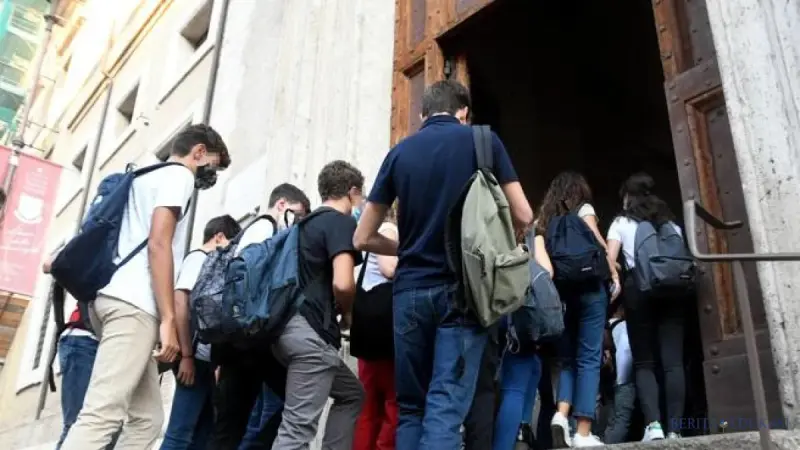 Krisis Pendidikan Italia: Hampir Separuh Lulusan Menyesal, Dipaksa Orang Tua