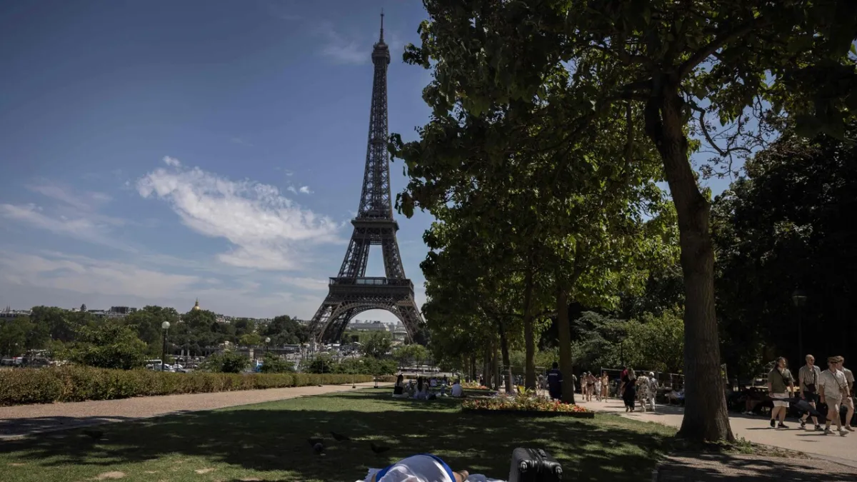 Paris Tercekik 35 Derajat: Menara Eiffel dan Louvre Tutup, Tour De France Terpangkas