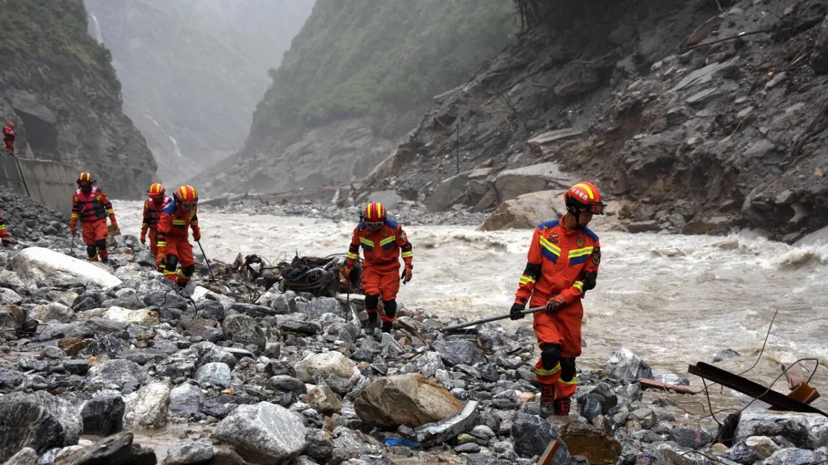 Drama Banjir Nepal: Bimbo Selamat di Pohon, Peluk Ibu Berkat Reuters