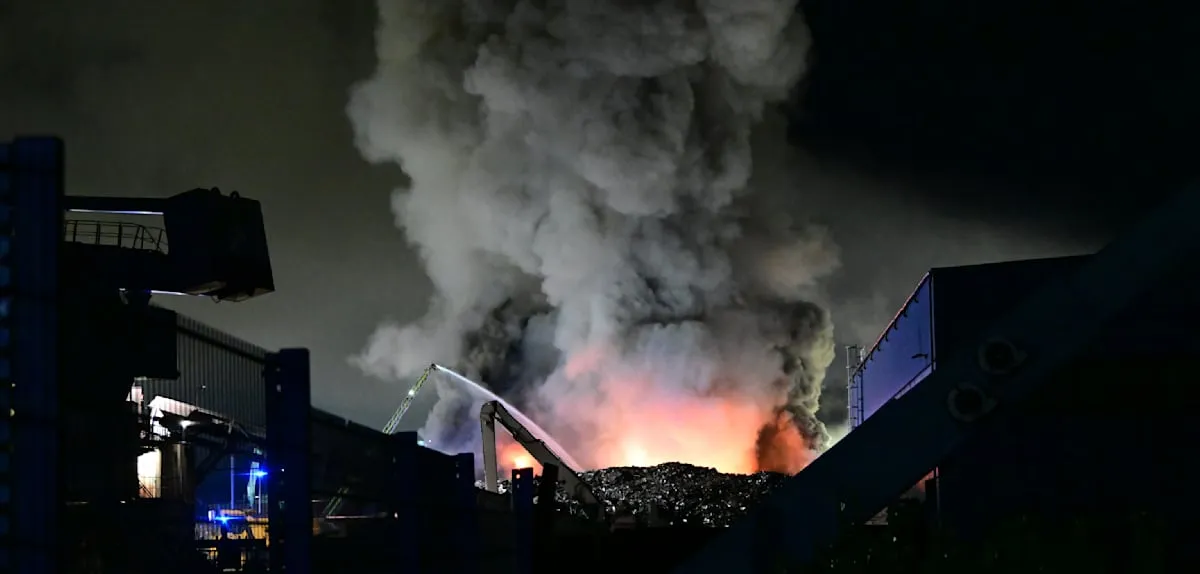 Duisburg Lumpuh: Kobaran Api Rongsokan 10.000 Meter Kubik Tak Terkendali!