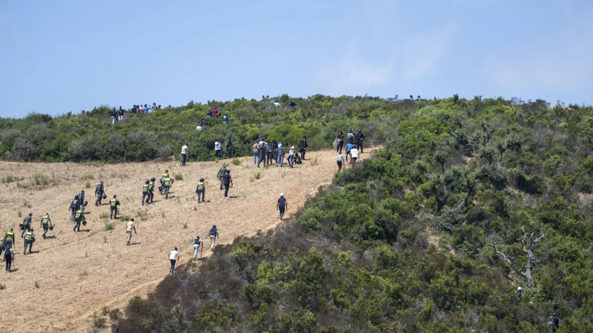 Rabat Hadang Ratusan Migran Menuju Ceuta: Gas Air Mata Meledak di Perbatasan