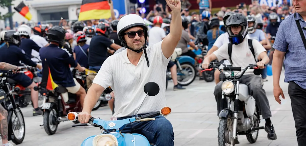 Campaign Sensation 2026: AfD Candidate Siegmund Rides Simson Amidst Criticism