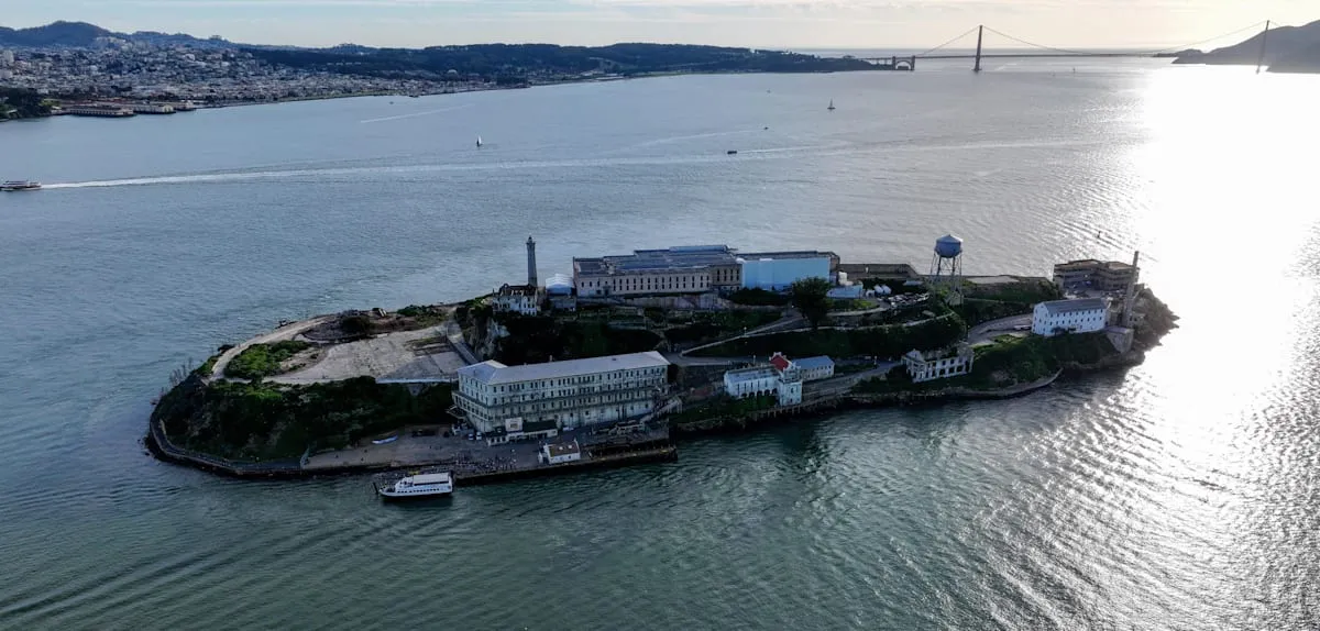 Tragedi Teluk San Francisco: Kapal Terbakar Dekat Alcatraz, Satu Tewas!