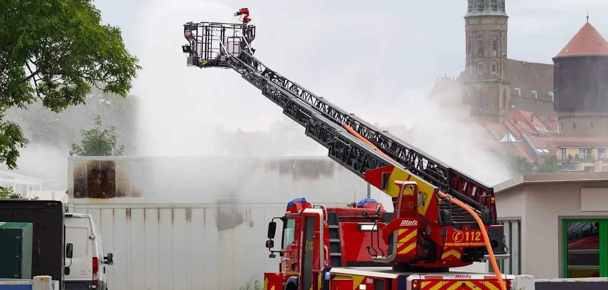 Düsseldorf Membara: Gudang Baterai Terbakar Hebat, Ancaman Ledakan Hantui Warga