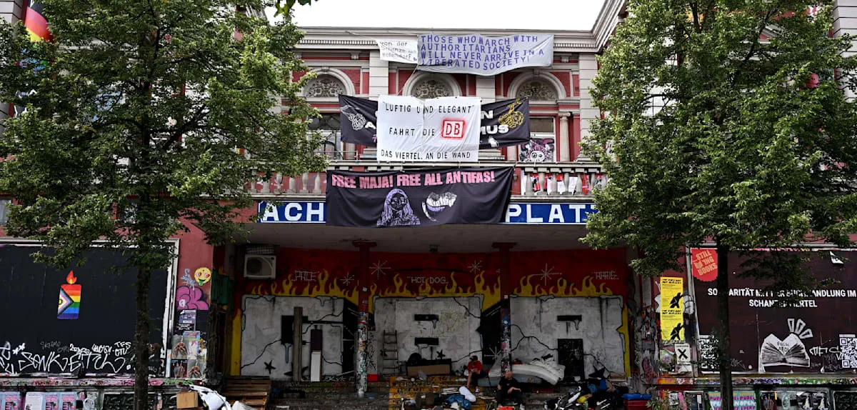 Rote Flora's Influence Wanes: Hamburg's Left-Wing Extremism Weakens?