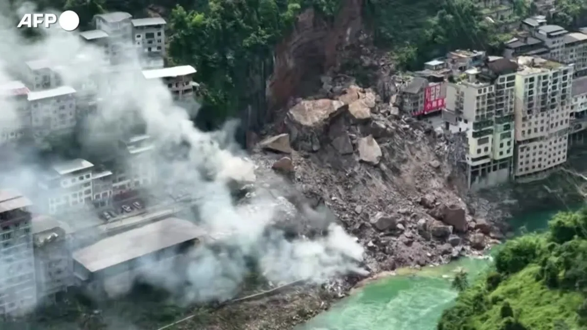 Longsor Maut di Pengshui: Puluhan Jiwa Terkubur, Tim Penyelamat Berpacu
