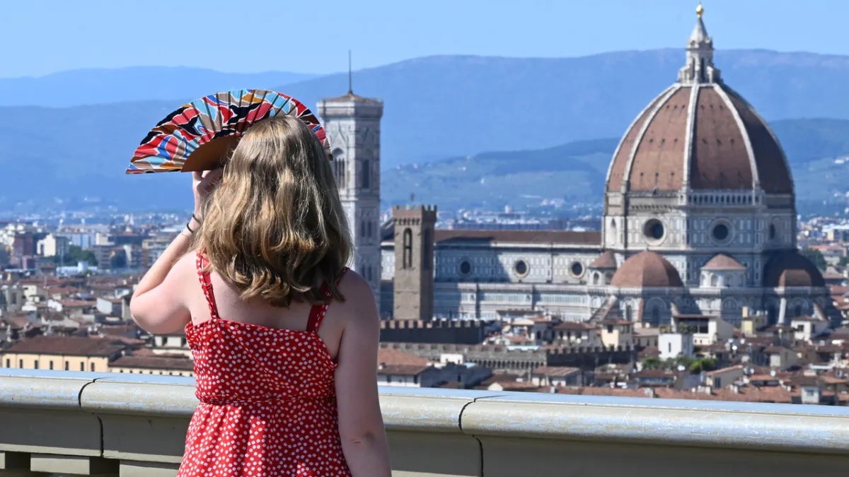 Ventaglio Rises: Hand Fan Becomes Essential Style Accessory Against Extreme Heat 2026