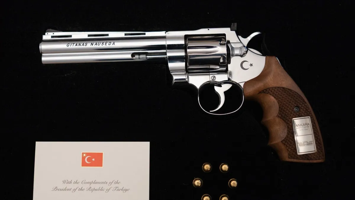 Erdogan Hadiahkan Pistol Khusus, Von Der Leyen Serahkan ke Museum Militer