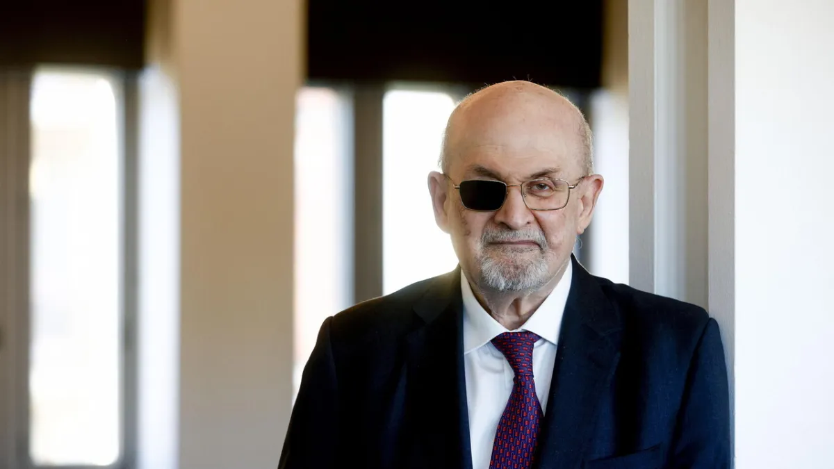 Salman Rushdie: Kebebasan Berpendapat Diserang, Namun Penulis Pantang Mundur
