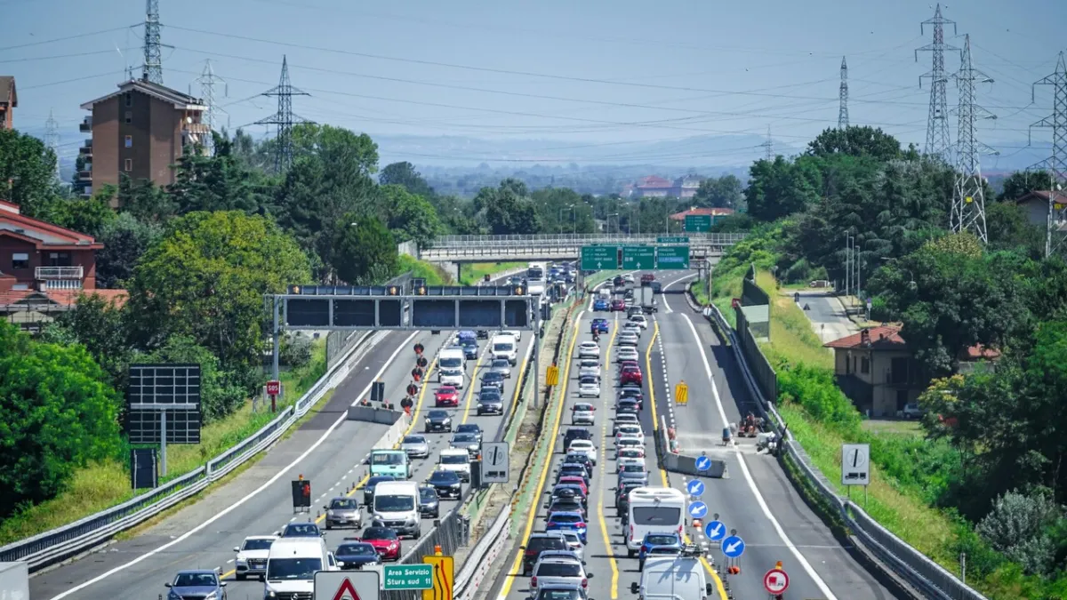 26 Million Italians Flood Roads, Strategic Projects Temporarily Halted