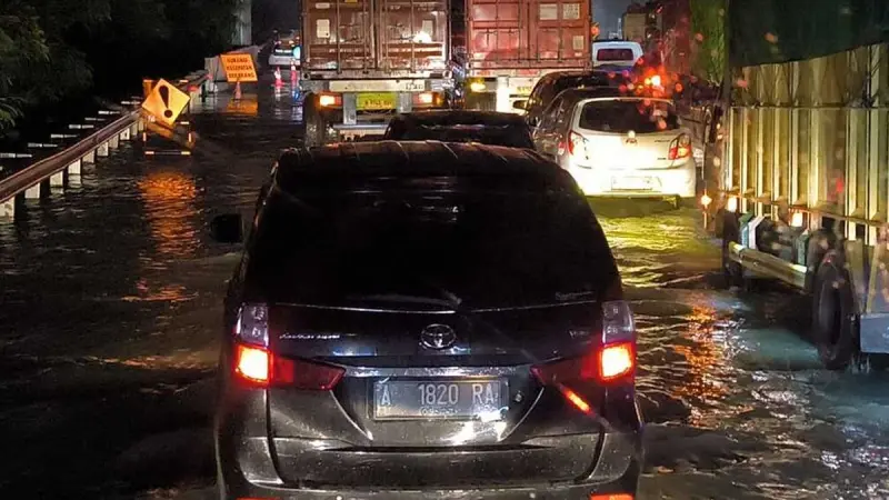 Jalur Vital Tol Tangerang-Merak Lumpuh Diterjang Banjir Luapan Kali