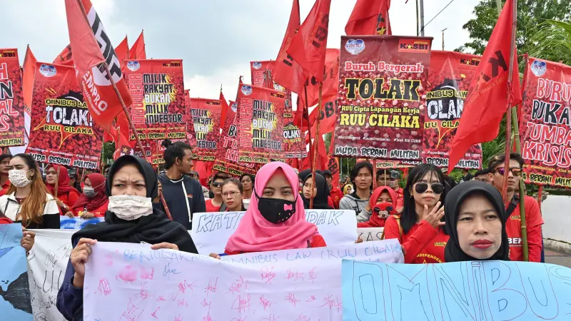 Ribuan Buruh Padati DPR: Tolak Kebijakan Kontroversial 2026, Jalan Jakarta Lumpuh Sementara