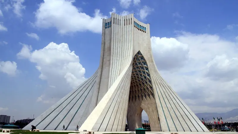 Iran Ancam Beri 'Pelajaran', Minta Tak Dekati Kapal AS di Hormuz
