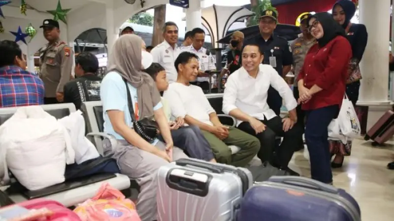 Kapolri Kunjungi Stasiun Gubeng, Pastikan Arus Mudik 2026 Lancar dan Aman