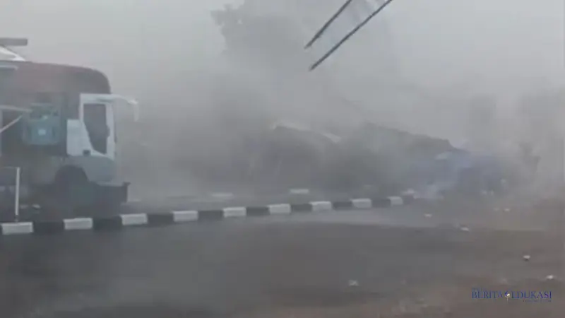 Puting Beliung Hantam Pakansari, Atap GOR Cibinong Terlepas Diterjang Badai