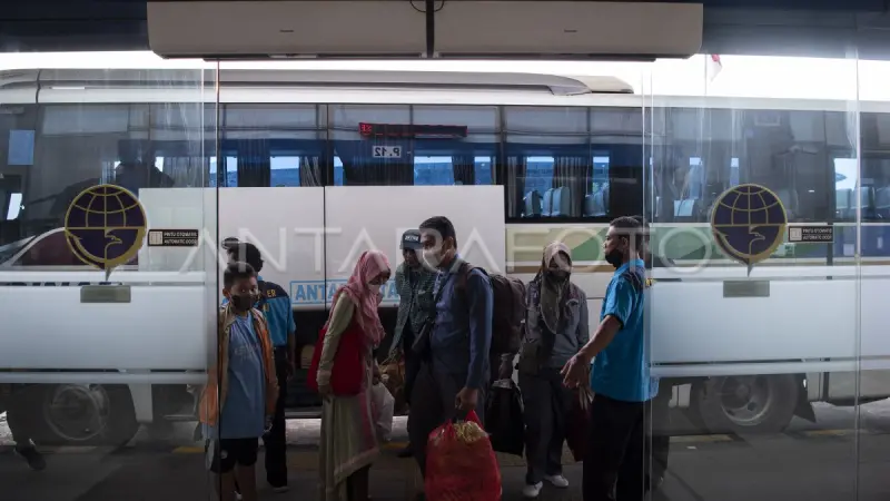 Seskab Teddy dan Menhub Sidak Pulo Gebang, Pastikan Arus Balik Lancar