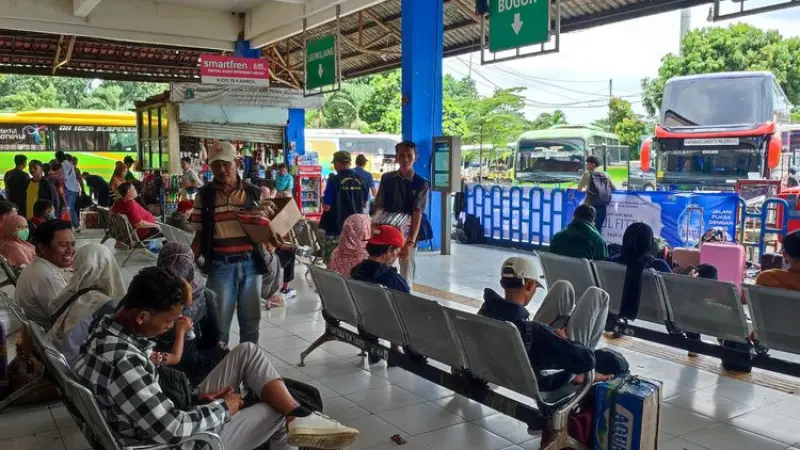 Ribuan Pemudik Padati Terminal Kampung Rambutan, Antisipasi Puncak Arus Lebaran 2026