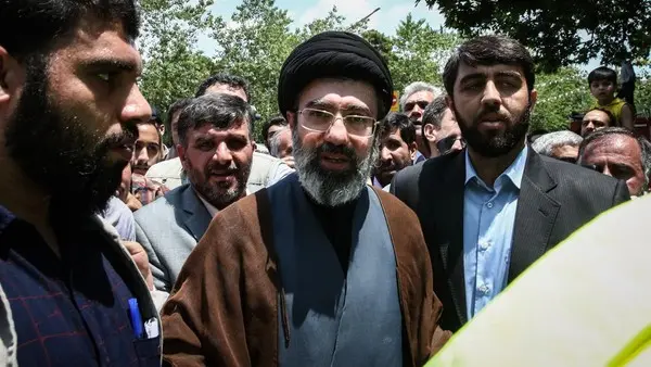 Mojtaba Khamenei Dikabarkan Luka Serius Akibat Serangan AS: Spekulasi Merebak